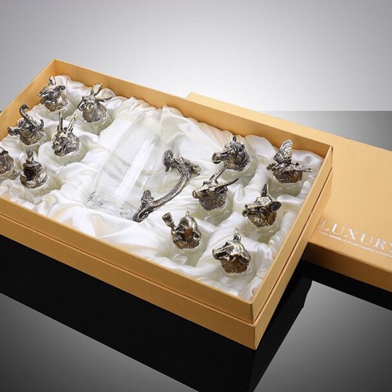 BỘ CHÉN RƯỢU QUÝ 12 CON GIÁP KÈM KHAY VÀ BÌNH RÓT RƯỢU