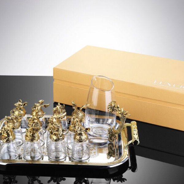 BỘ CHÉN RƯỢU QUÝ 12 CON GIÁP KÈM KHAY VÀ BÌNH RÓT RƯỢU