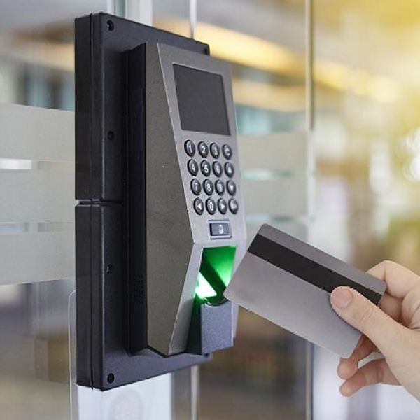 Thiết bị kiểm soát ra vào