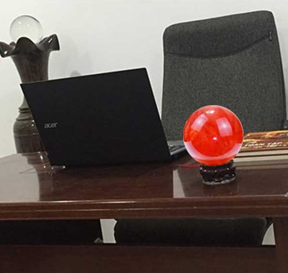 vị trí đặt quả cầu phong thủy trên bàn làm việc